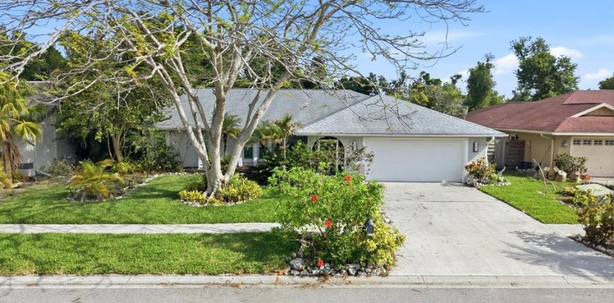 House in Sarasota, Florida 3 bedrooms, 185.71 sq.m. № 2342048