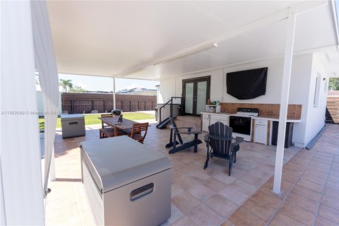 Casa en venta en Miami, Florida, 3 dormitorios, 121.33 m2 № 1953594 - foto 27