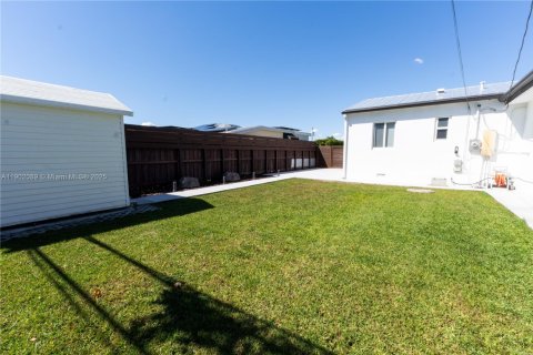 Casa en venta en Miami, Florida, 3 dormitorios, 121.33 m2 № 1953594 - foto 28
