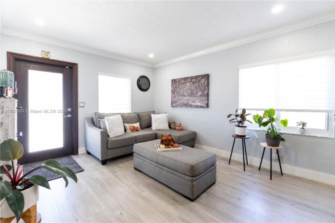 Casa en venta en Miami, Florida, 3 dormitorios, 121.33 m2 № 1953594 - foto 7