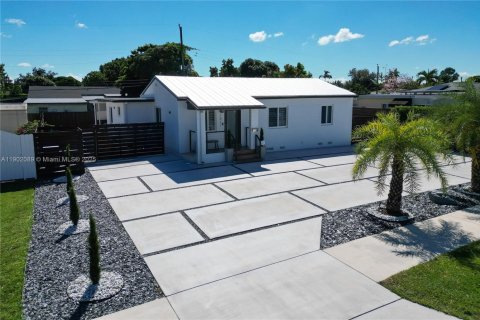 Casa en venta en Miami, Florida, 3 dormitorios, 121.33 m2 № 1953594 - foto 2
