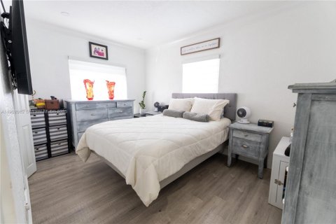 Casa en venta en Miami, Florida, 3 dormitorios, 121.33 m2 № 1953594 - foto 17