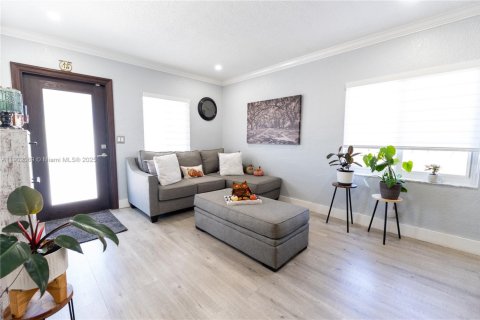 Casa en venta en Miami, Florida, 3 dormitorios, 121.33 m2 № 1953594 - foto 8
