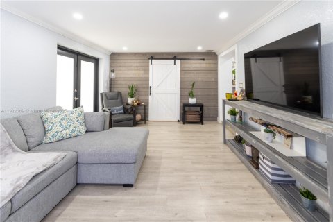 Casa en venta en Miami, Florida, 3 dormitorios, 121.33 m2 № 1953594 - foto 24