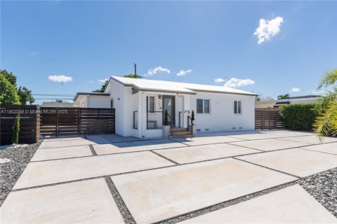 Casa en venta en Miami, Florida, 3 dormitorios, 121.33 m2 № 1953594 - foto 30