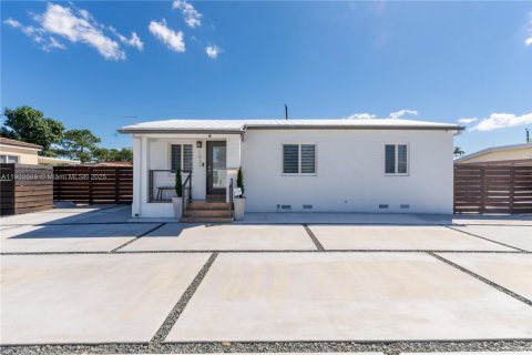 Casa en venta en Miami, Florida, 3 dormitorios, 121.33 m2 № 1953594 - foto 1