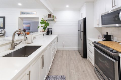 Casa en venta en Miami, Florida, 3 dormitorios, 121.33 m2 № 1953594 - foto 14