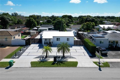 Casa en venta en Miami, Florida, 3 dormitorios, 121.33 m2 № 1953594 - foto 3