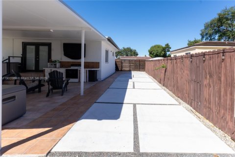 Casa en venta en Miami, Florida, 3 dormitorios, 121.33 m2 № 1953594 - foto 26