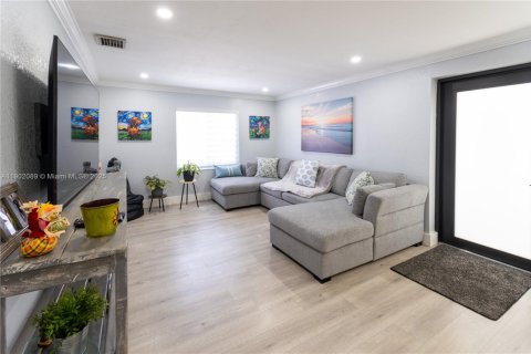 Casa en venta en Miami, Florida, 3 dormitorios, 121.33 m2 № 1953594 - foto 20