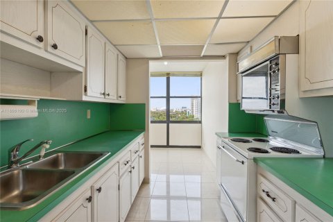 Condo in Miami, Florida, 2 bedrooms  № 1888819 - photo 7