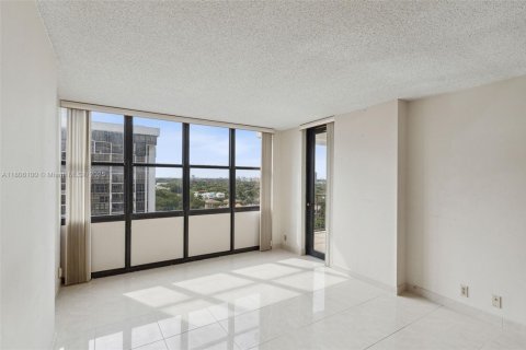 Condo in Miami, Florida, 2 bedrooms  № 1888819 - photo 11