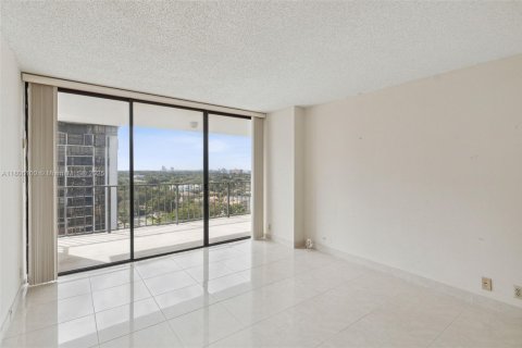 Condo in Miami, Florida, 2 bedrooms  № 1888819 - photo 17