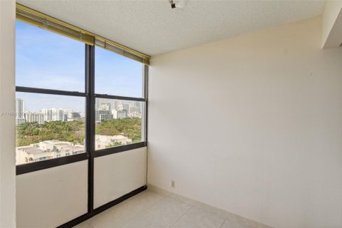 Condo in Miami, Florida, 2 bedrooms  № 1888819 - photo 8