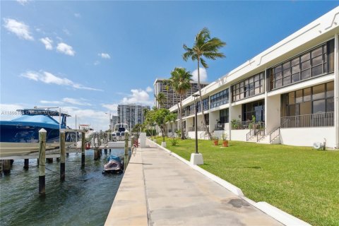 Condo in Miami, Florida, 2 bedrooms  № 1888819 - photo 29