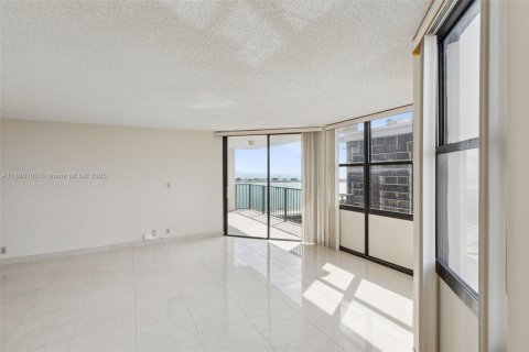 Condo in Miami, Florida, 2 bedrooms  № 1888819 - photo 5
