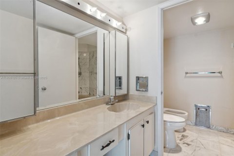 Condo in Miami, Florida, 2 bedrooms  № 1888819 - photo 15