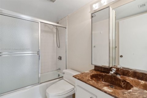 Condo in Miami, Florida, 2 bedrooms  № 1888819 - photo 19