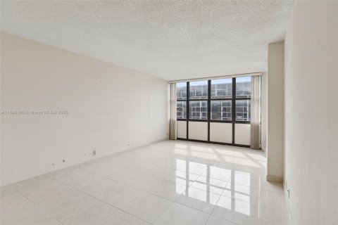 Condo in Miami, Florida, 2 bedrooms  № 1888819 - photo 10