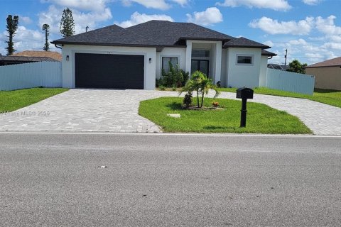 House in Cape Coral, Florida 4 bedrooms № 1845784 - photo 1