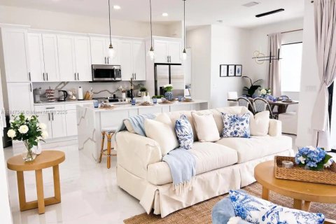 House in Cape Coral, Florida 4 bedrooms № 1845784 - photo 4