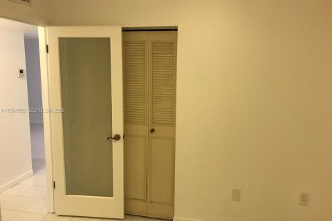 Купить кондоминиум в Майами, Флорида 2 спальни, 72м2, № 1996908 - фото 11