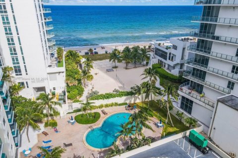 Condominio en alquiler en Hollywood, Florida, 2 dormitorios, 109.44 m2 № 1942906 - foto 1