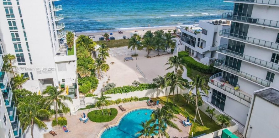 Condominio en Hollywood, Florida, 2 dormitorios  № 1942906