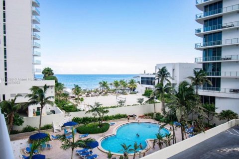 Condominio en alquiler en Hollywood, Florida, 2 dormitorios, 109.44 m2 № 1942906 - foto 15