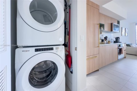 Condo in Miami, Florida, 1 bedroom  № 2012887 - photo 22
