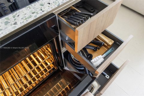 Condo in Miami, Florida, 1 bedroom  № 2012887 - photo 12
