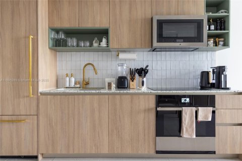 Condo in Miami, Florida, 1 bedroom  № 2012887 - photo 10