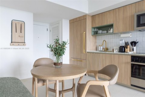 Condo in Miami, Florida, 1 bedroom  № 2012887 - photo 9