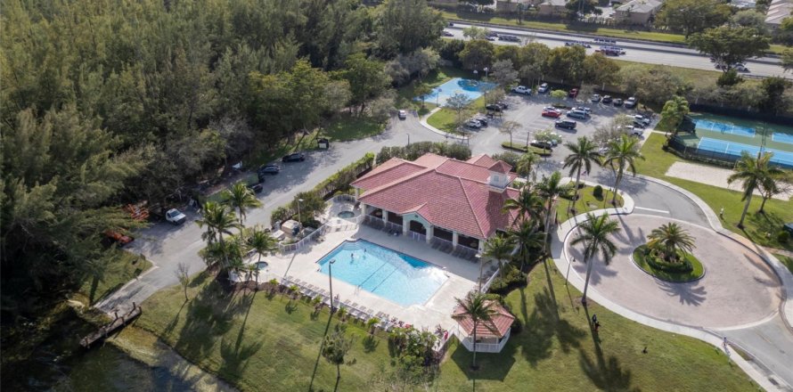 Townhouse in Deerfield Beach, Florida 2 bedrooms, 119.47 sq.m. № 1049997