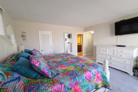 Condo in Saint Pete Beach, Florida, 2 bedrooms № 2287337 - photo 15