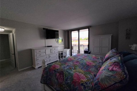 Condo in Saint Pete Beach, Florida, 2 bedrooms № 2287337 - photo 17
