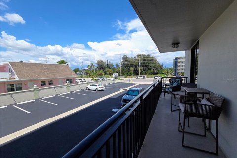 Condo in Saint Pete Beach, Florida, 2 bedrooms № 2287337 - photo 21