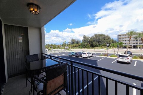 Condo in Saint Pete Beach, Florida, 2 bedrooms № 2287337 - photo 30