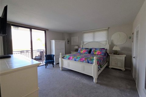 Condo in Saint Pete Beach, Florida, 2 bedrooms № 2287337 - photo 14