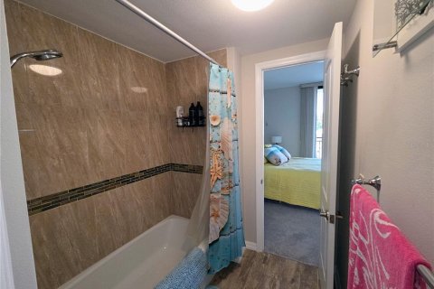 Condo in Saint Pete Beach, Florida, 2 bedrooms № 2287337 - photo 27