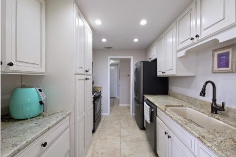 Condo in Saint Pete Beach, Florida, 2 bedrooms № 2287337 - photo 9