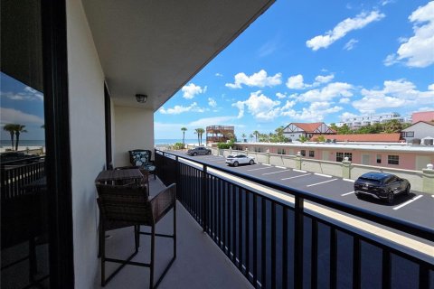 Condo in Saint Pete Beach, Florida, 2 bedrooms № 2287337 - photo 20