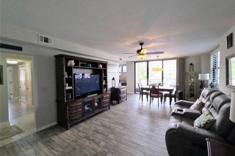 Condo in Saint Pete Beach, Florida, 2 bedrooms № 2287337 - photo 3