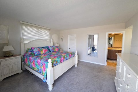 Condo in Saint Pete Beach, Florida, 2 bedrooms № 2287337 - photo 16