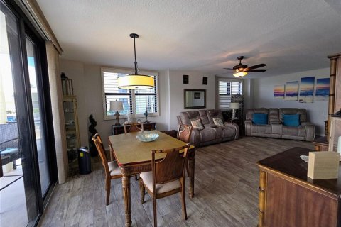 Condo in Saint Pete Beach, Florida, 2 bedrooms № 2287337 - photo 5