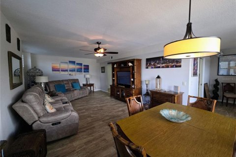 Condo in Saint Pete Beach, Florida, 2 bedrooms № 2287337 - photo 4