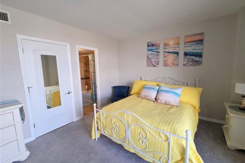 Condo in Saint Pete Beach, Florida, 2 bedrooms № 2287337 - photo 22