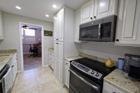Condo in Saint Pete Beach, Florida, 2 bedrooms № 2287337 - photo 8