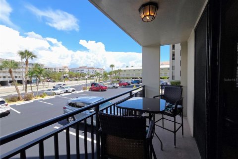 Condo in Saint Pete Beach, Florida, 2 bedrooms № 2287337 - photo 29