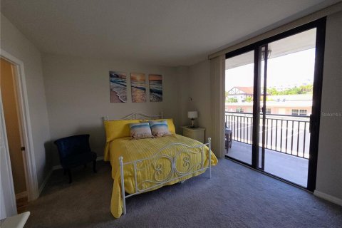Condo in Saint Pete Beach, Florida, 2 bedrooms № 2287337 - photo 24